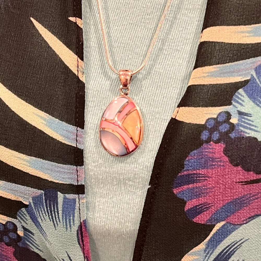 N104 NWT Sterling Mother of Pearl Pendant on Sterling 925 chain